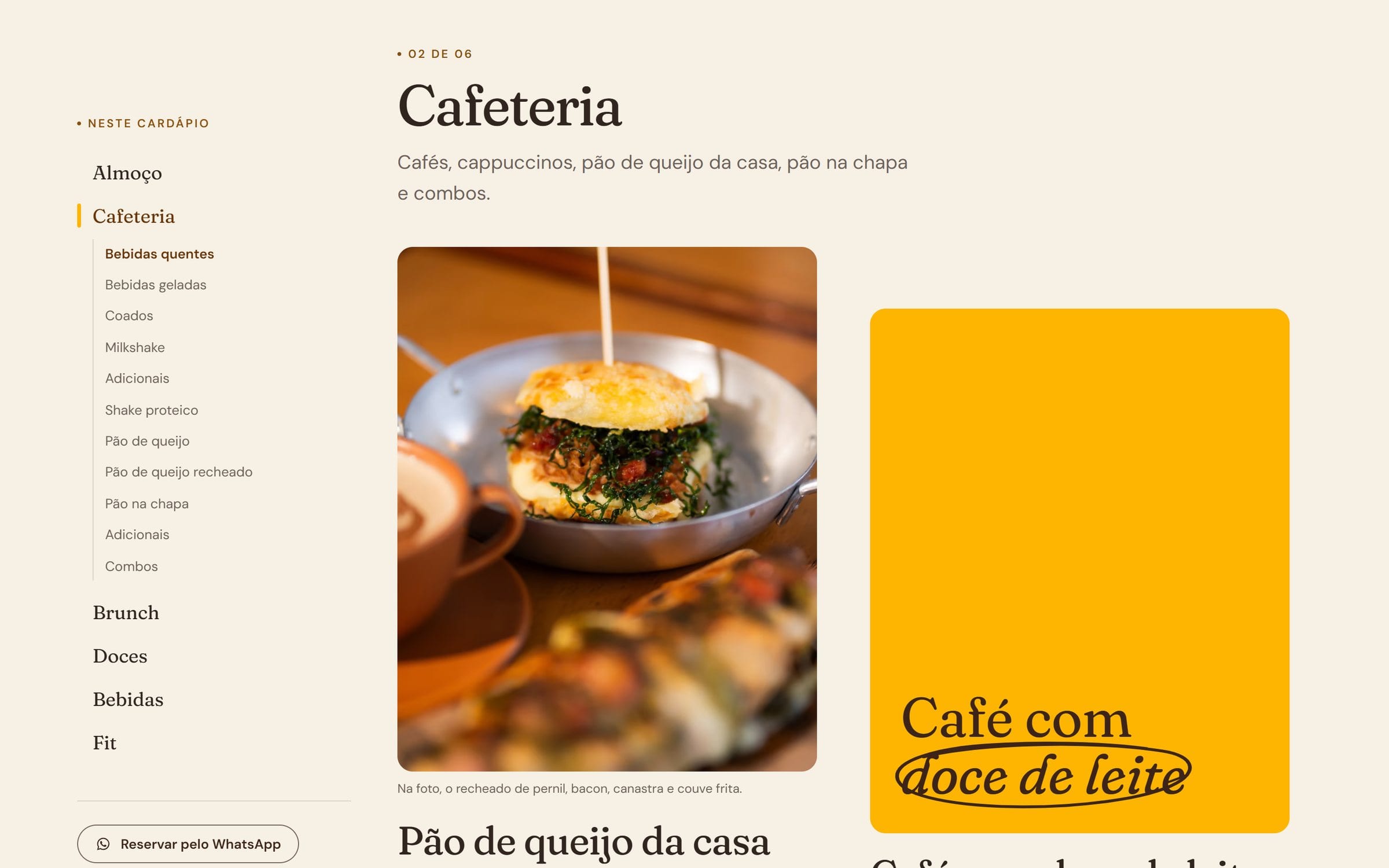 Seção Cafeteria do cardápio: foto do pão de queijo da casa ao lado de um cartaz amarelo apenas tipográfico com o texto “Café com doce de leite”.