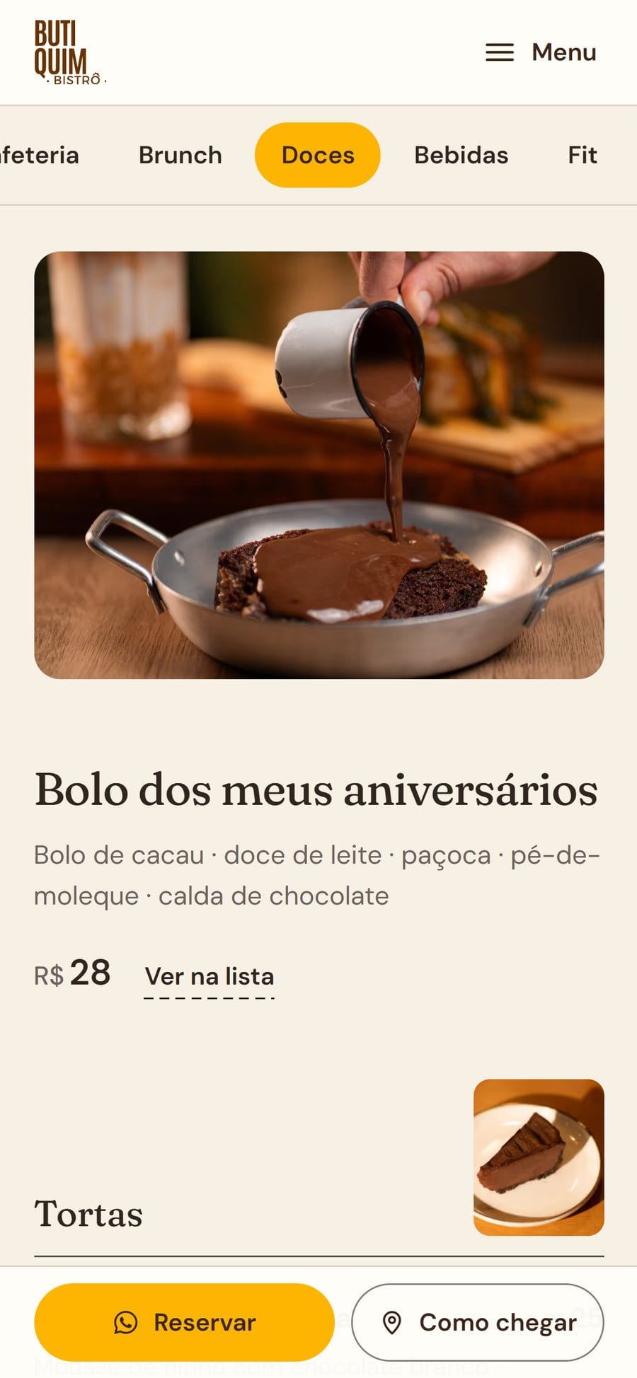 Cardápio no celular com a barra de categorias presa no topo e a pílula amarela marcando “Doces”.