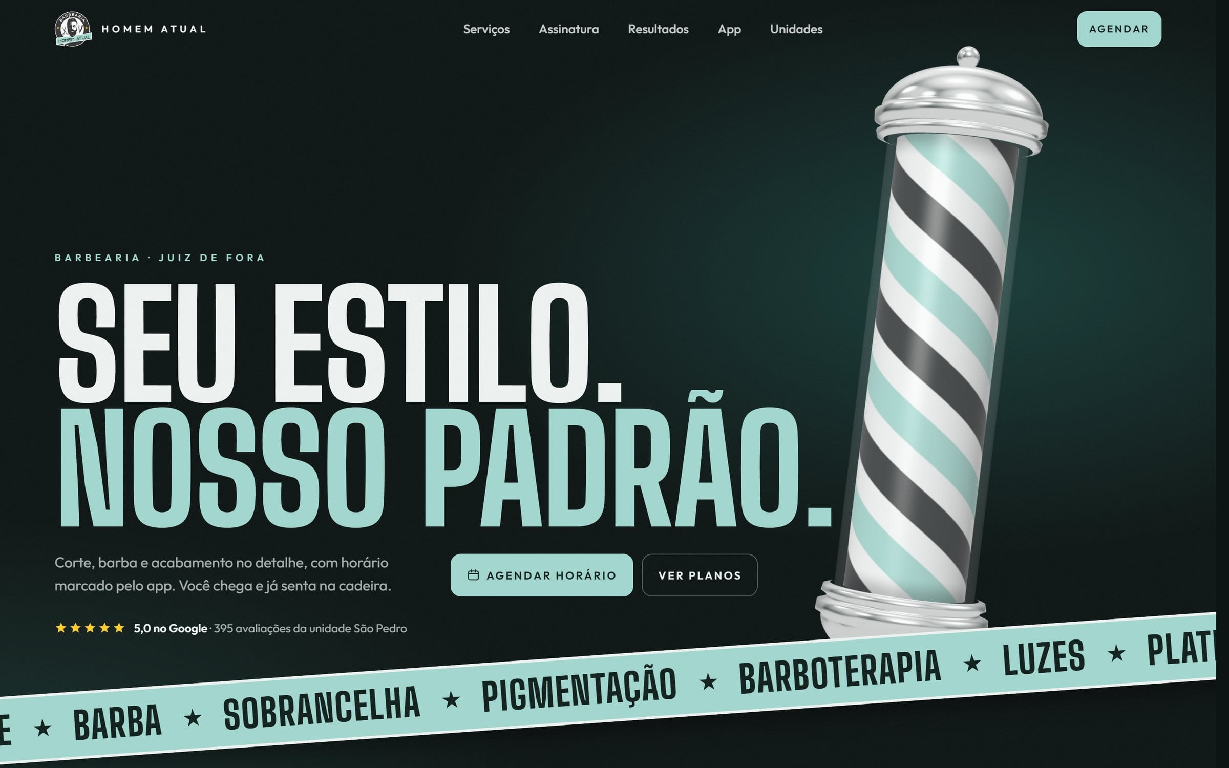 Home do site da Homem Atual: título em caixa alta ao lado de um poste de barbeiro 3D nas cores menta e grafite, sobre uma fita com os serviços.