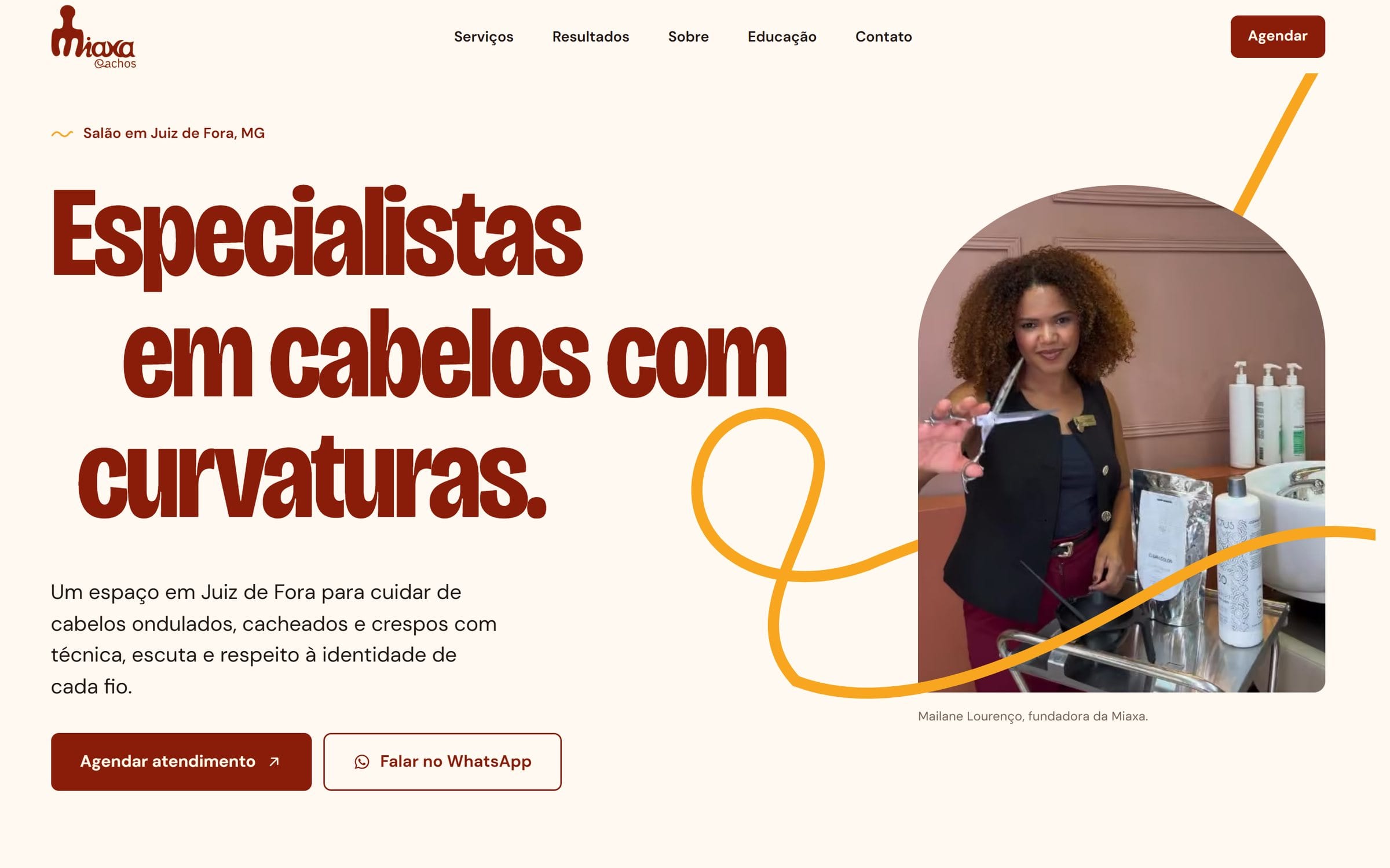 Home do site da Miaxa Cachos: título “Especialistas em cabelos com curvaturas.” ao lado da foto da fundadora em arco, atravessada por uma linha laranja.